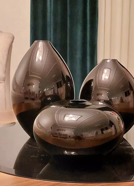 Cabin Corner Black Vase Set.