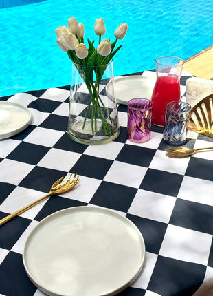 Mantile Black and White Checkered Tablecloth.