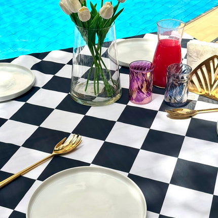 Mantile Black and White Checkered Tablecloth.