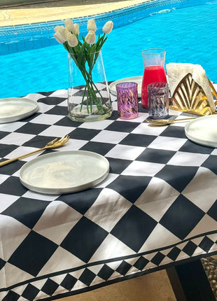 Mantile Black and White Checkered Tablecloth.