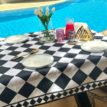 Mantile Black and White Checkered Tablecloth.