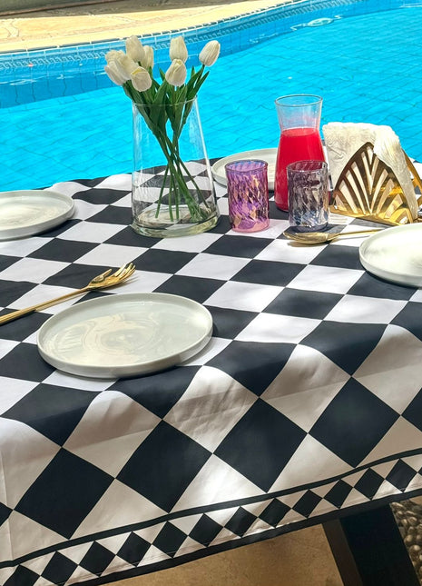 Mantile Black and White Checkered Tablecloth.
