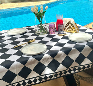 Mantile Black and White Checkered Tablecloth.