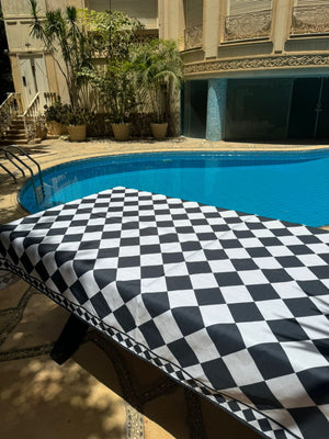 Mantile Black and White Checkered Tablecloth.