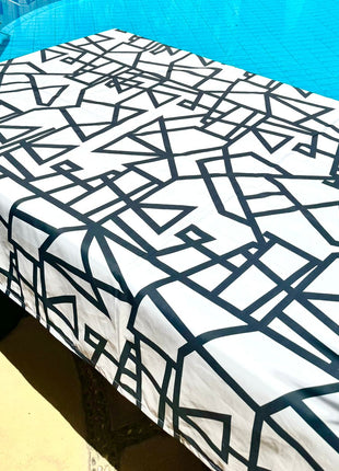 Mantile Black and White Abstract Tablecloth