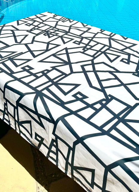 Mantile Black and White Abstract Tablecloth